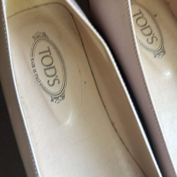 Tod’s Red Patent Cap Toe Beige Leather Flats, Size 10 - Picture 2 of 6